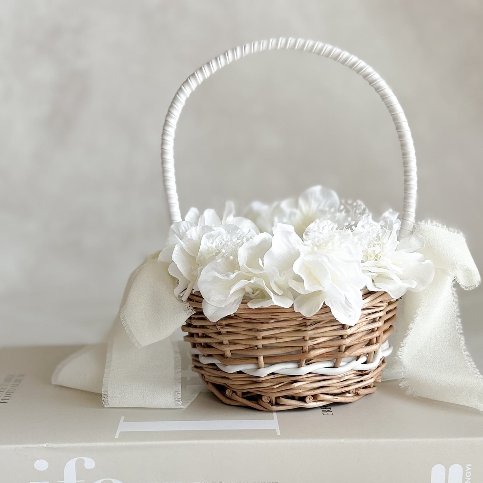 Circle white ring pillow basket（造花メイン）