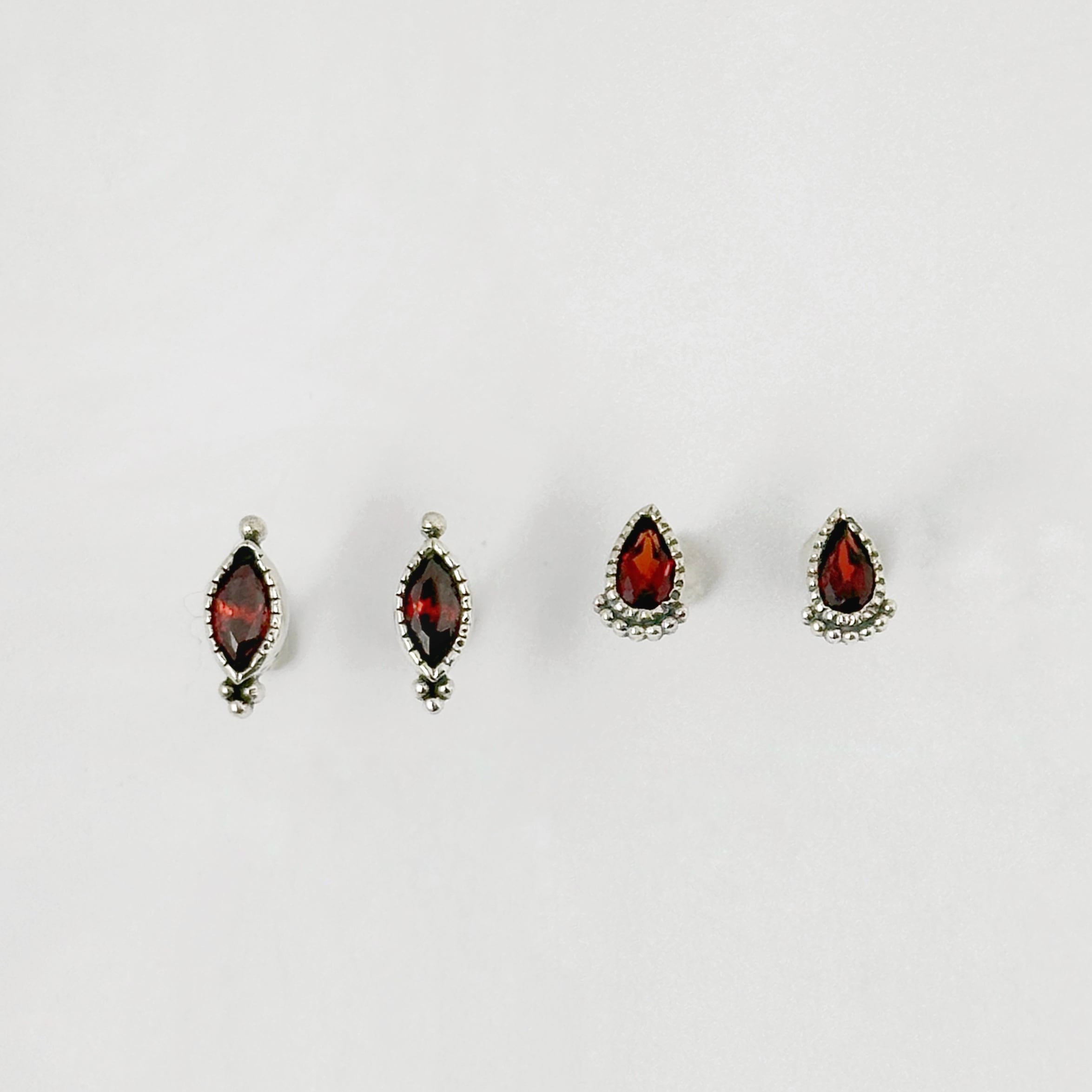 e.m. ジルコニアピアス　赤 レッド ジルコニア マーキス／ドロップ スタッド ピアス. 小さめピアス