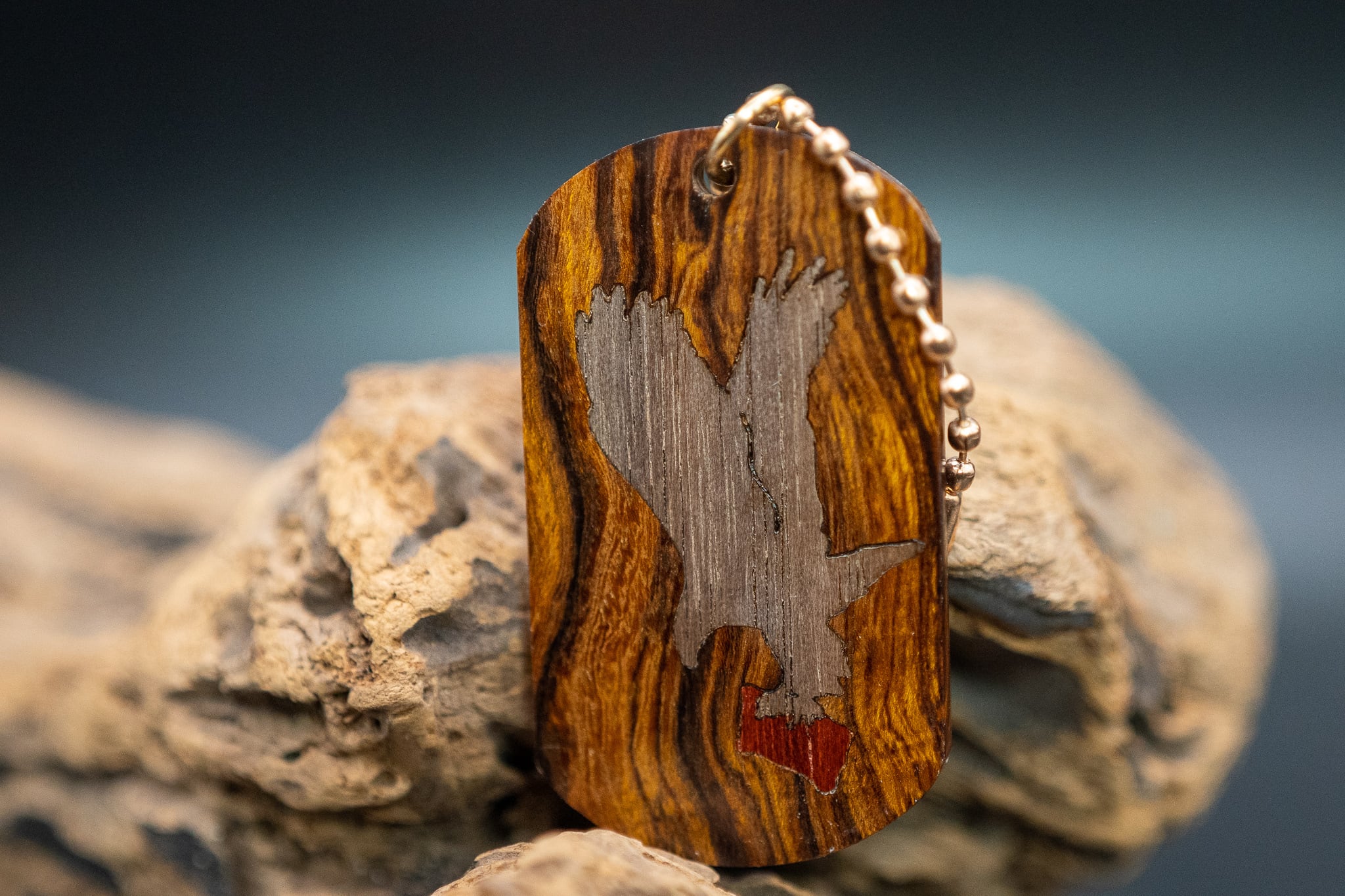 【砂漠の宝石】 デザートアイアンウッド ドッグタグ 象嵌 鷹と肉