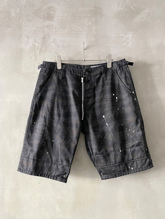 TrAnsference tiger camo shorts - imperfection black garment dyed effect / white dripping
