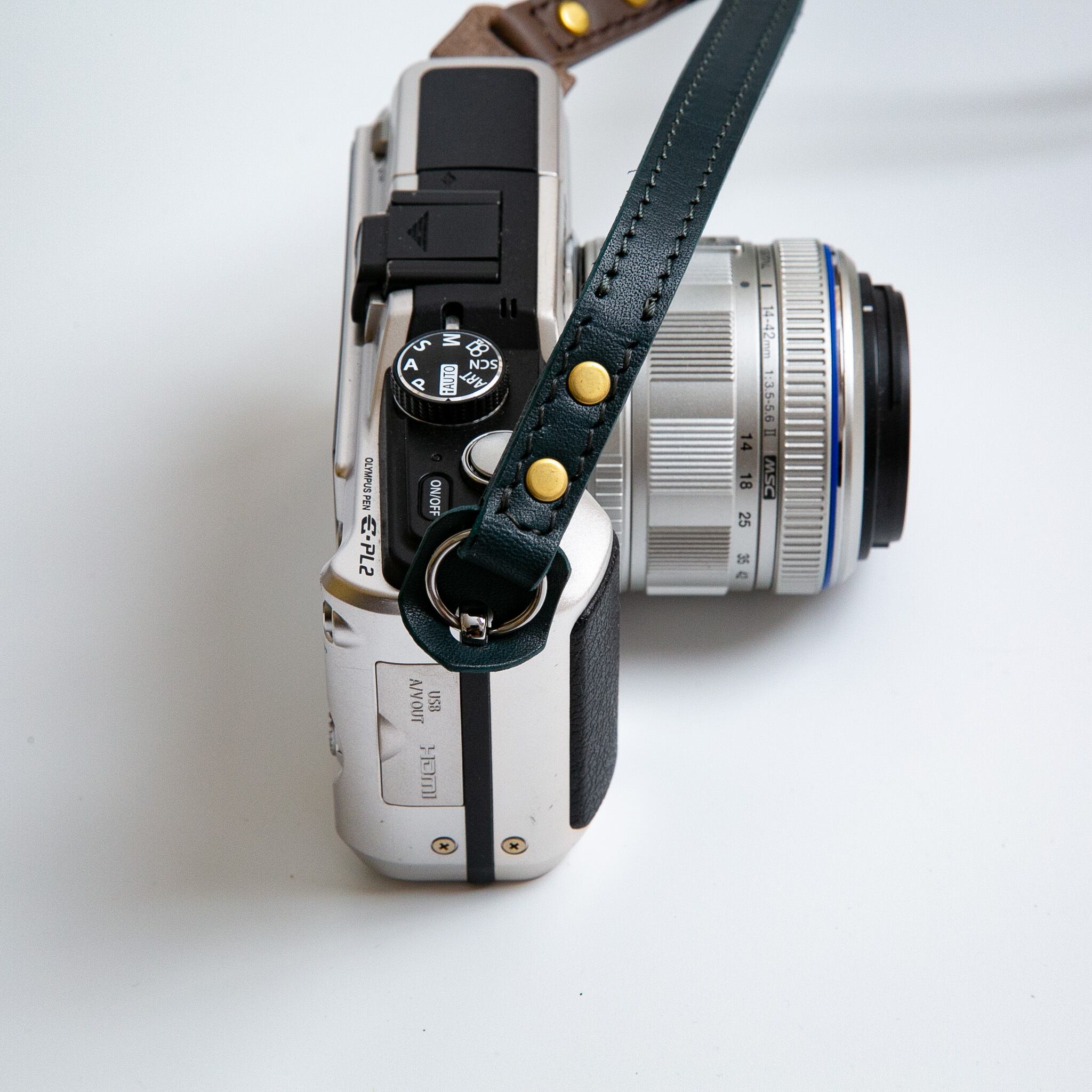 レンズ(ズーム) Nikon AF-S DX Nikkor 18-300mm f/3.5-5.6 配色カスタム可】真鍮バックルのバイカラーカメラストラップ〈本革