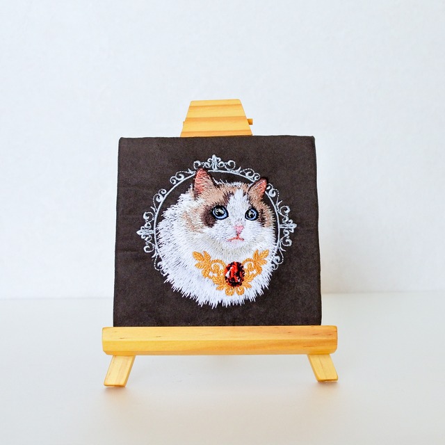ラグドールとルビーの刺繍パネル