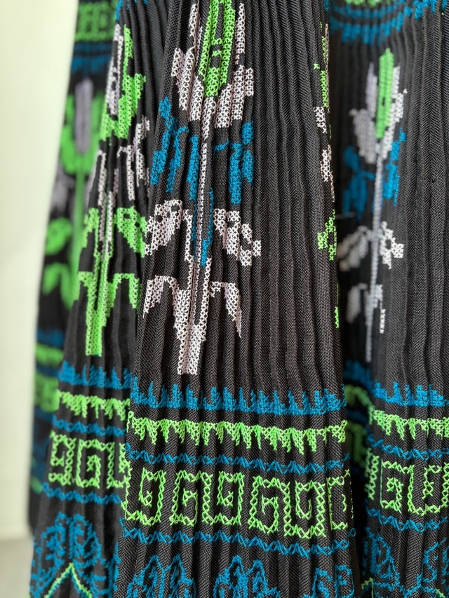 モン族スカート 064 ロング 裾ボリューム 巻きスカート1枚使い 刺繍 藍染布