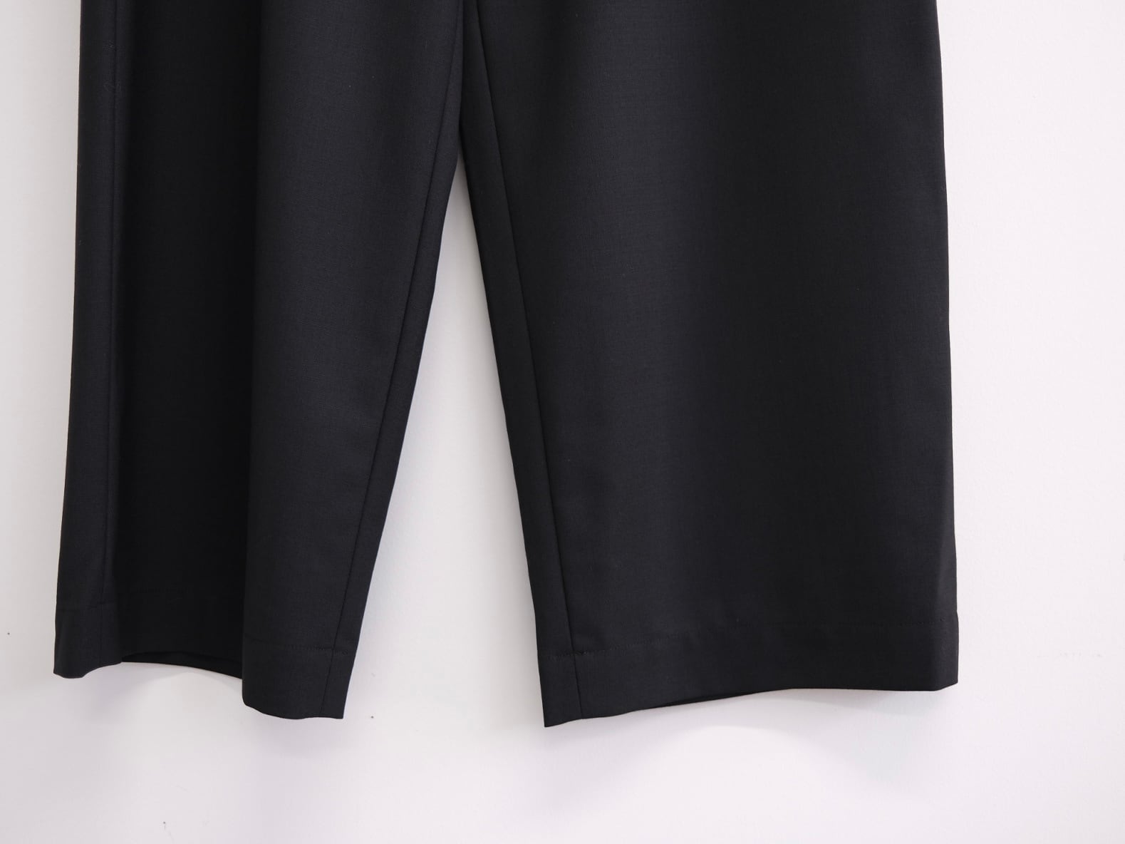 UNIVERSAL PRODUCTS.” SUMMER WOOL WIDE TROUSERS BLACK” | Lapel
