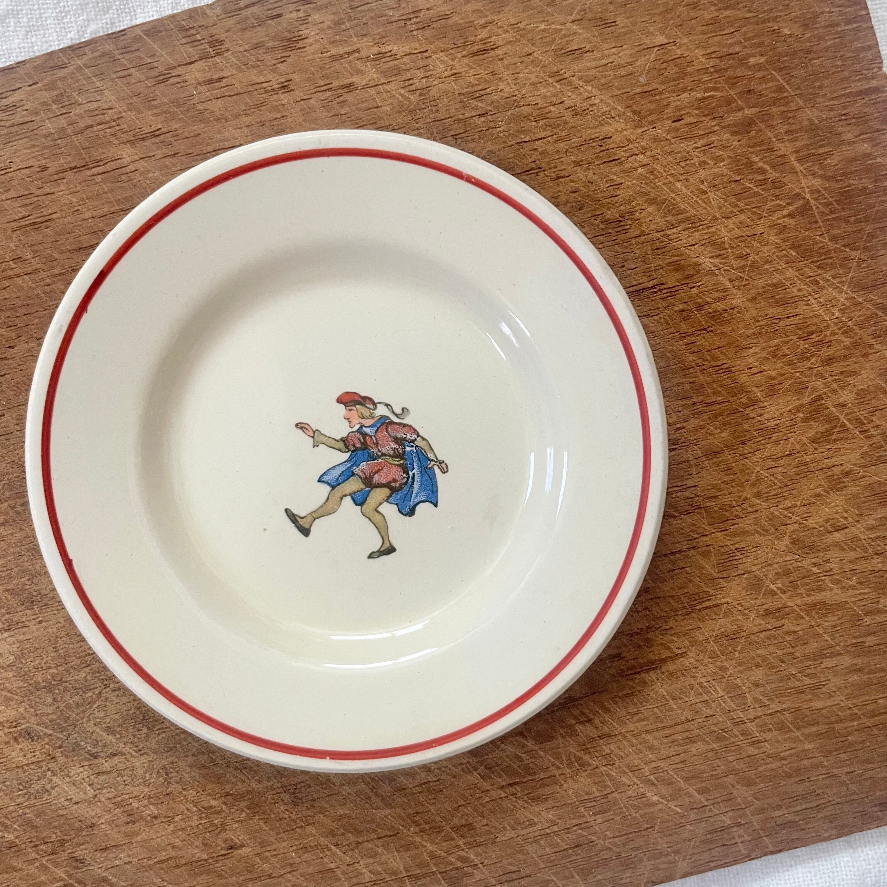 変なポーズの小皿