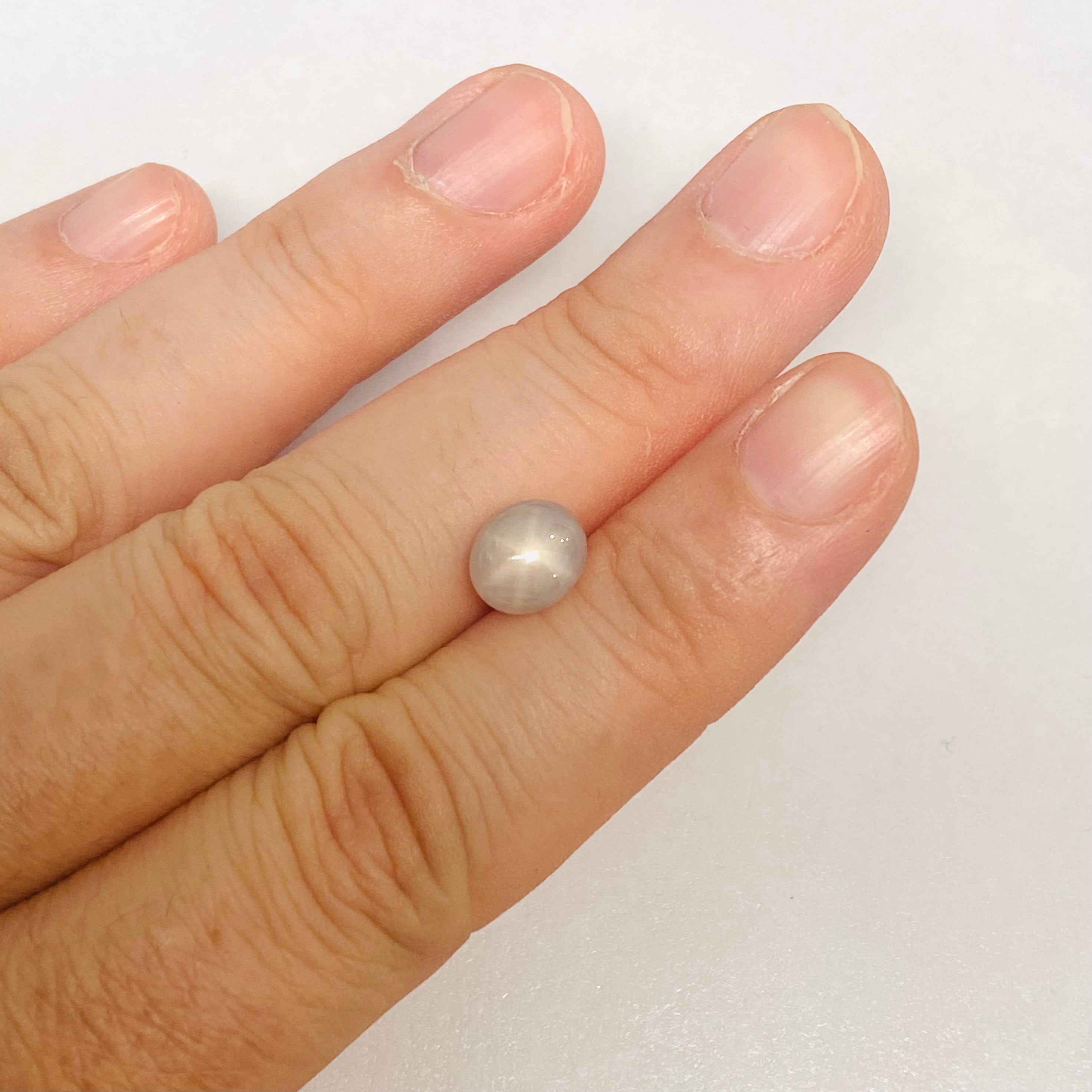 神秘的なホワイトカラーのスターサファイア