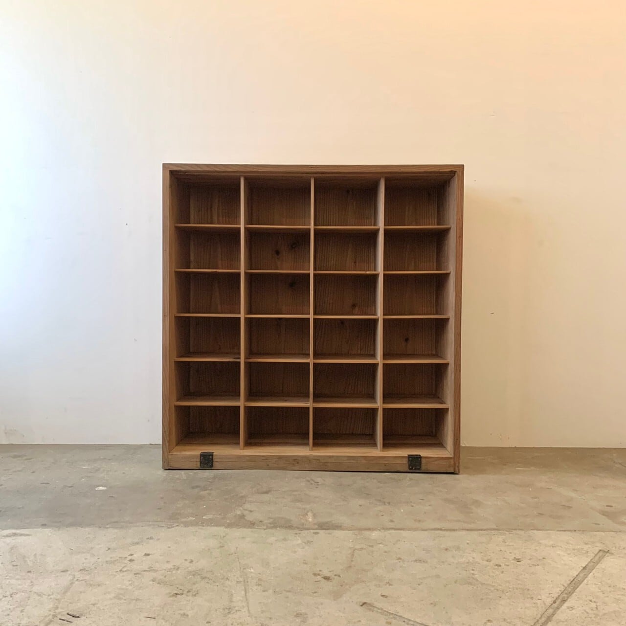 持ち手のついたマス目の棚　古家具　0454