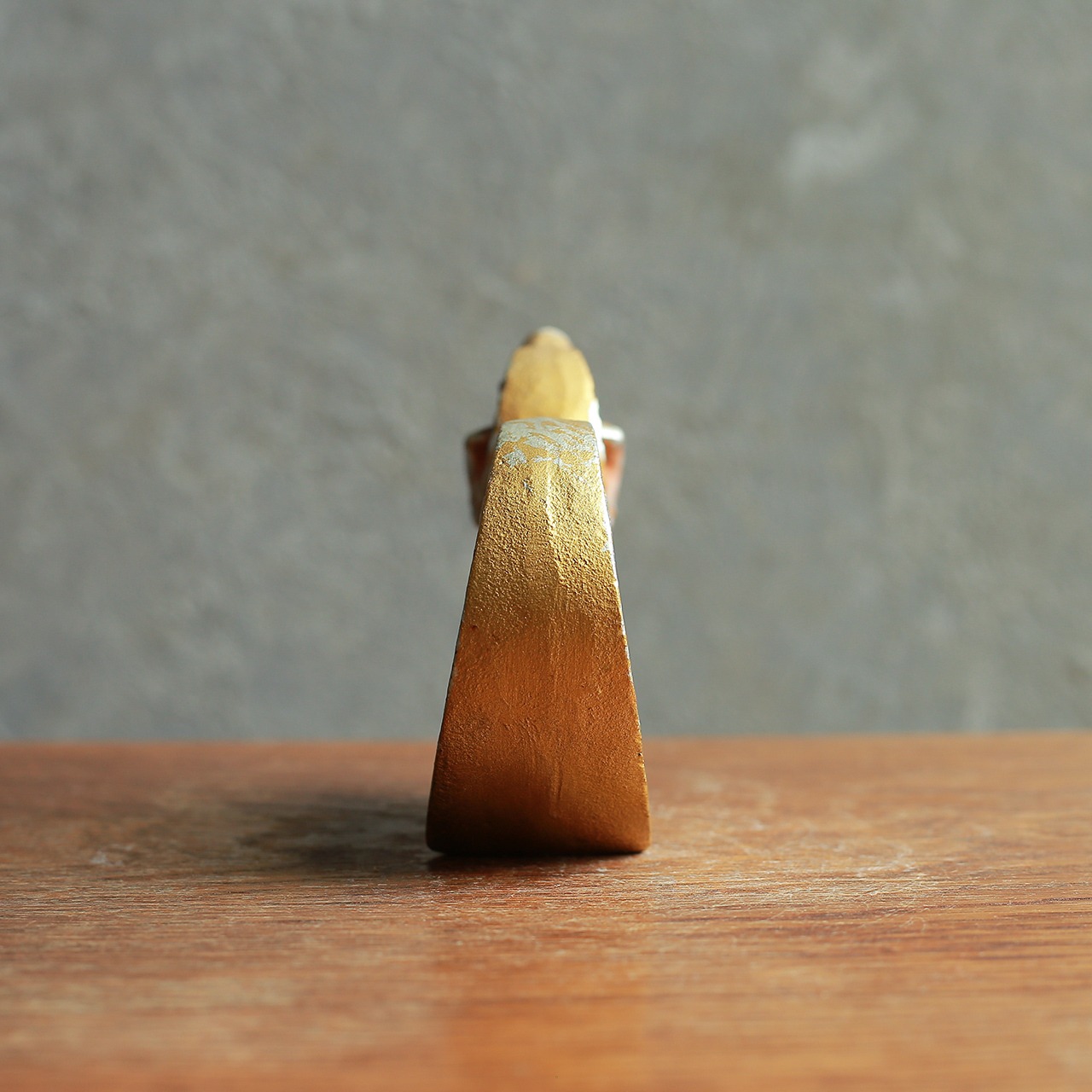 ゴールドに輝く、ずっしりと存在感のある羊