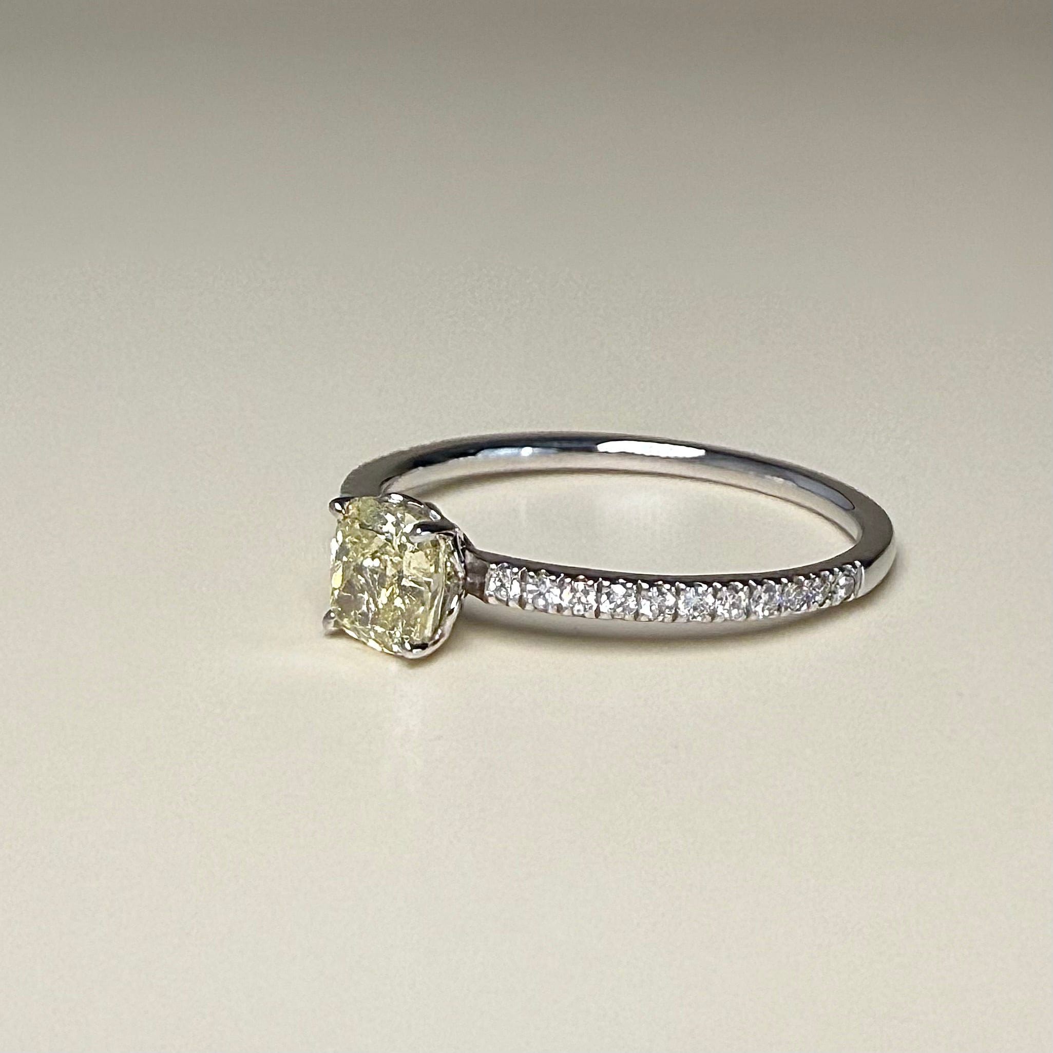 ファンシー ライトイエロー ダイヤモンドリング 0.523ct プラチナ