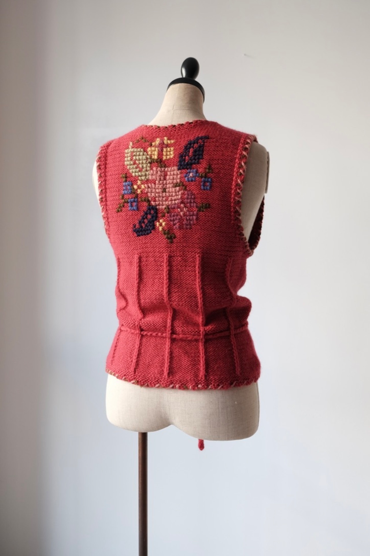 Floral motif knit vest