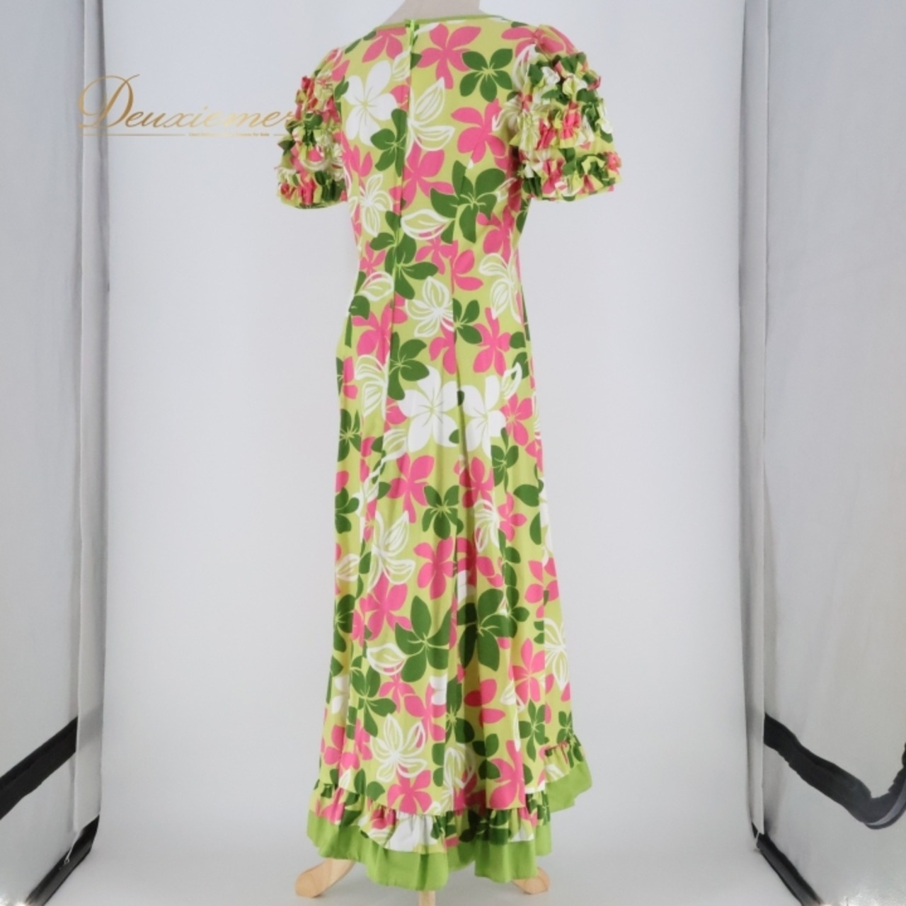フラダンス 衣装 ワンピース ドレス ムームーファクトリー グリーン系 T&L MUUMUU FACTORY フリル パフスリーブ プルメリア柄 かわいい 華やか 鮮やか 明るい 緑 白 ピンク ハワイアン アロハ ハワイアンプリント フラ ダンス レッスン