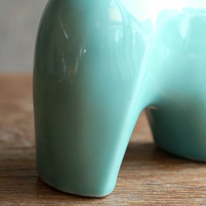 凛々しくこちらを見つめる、磁器の犬 2