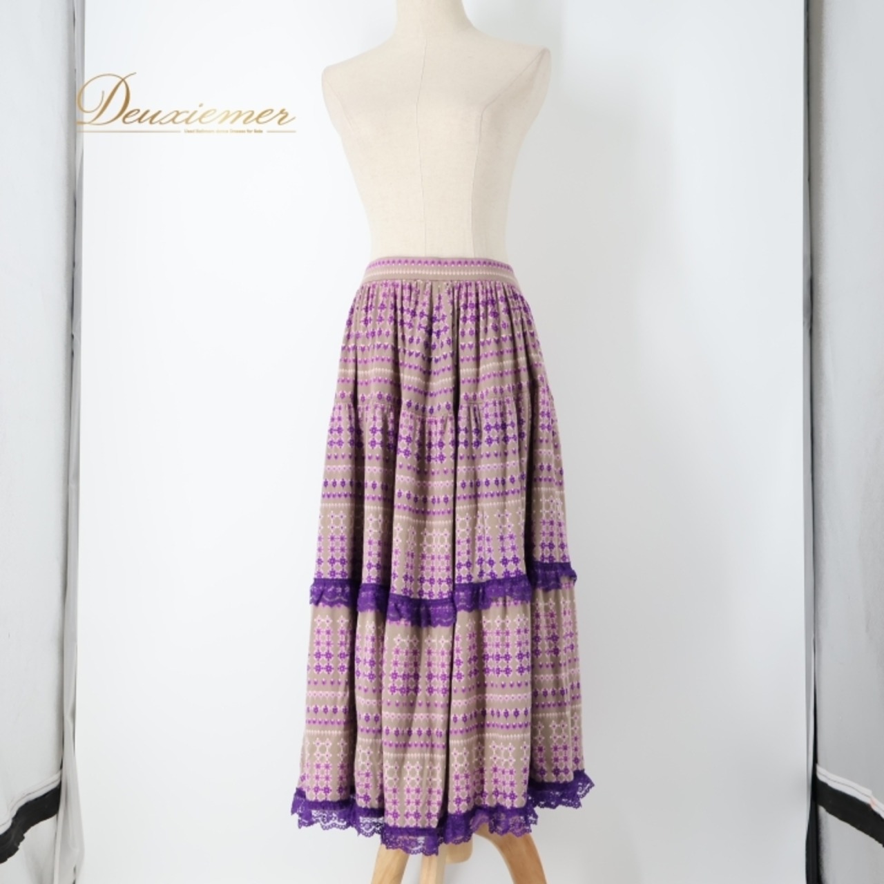 フォークダンス 衣装 スカート グレイ系 レース 花 紫 チロリアン チロルスカート カントリー 落ち着いた色 練習 レッスン ダンス衣装 ふんわり 柔らかい生地 かわいい 華やか 総柄 パープル系