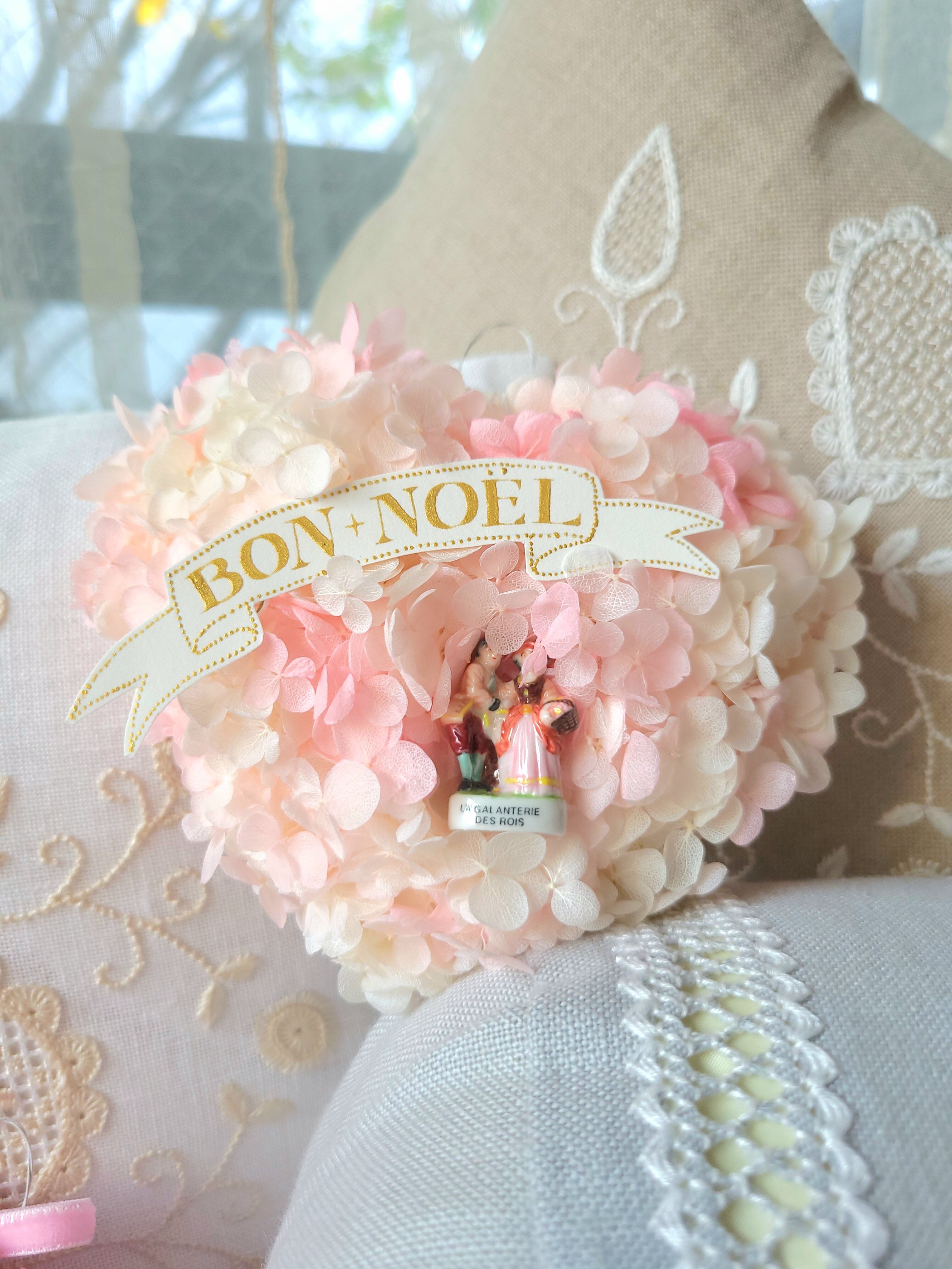 “Feve”(フェーヴ)とプリザーブドフラワーのハート型リース《PINK&WHITE》