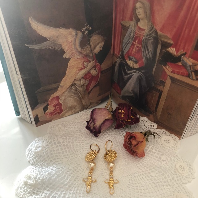 グラスパールが可愛いホワイトクロスピアス