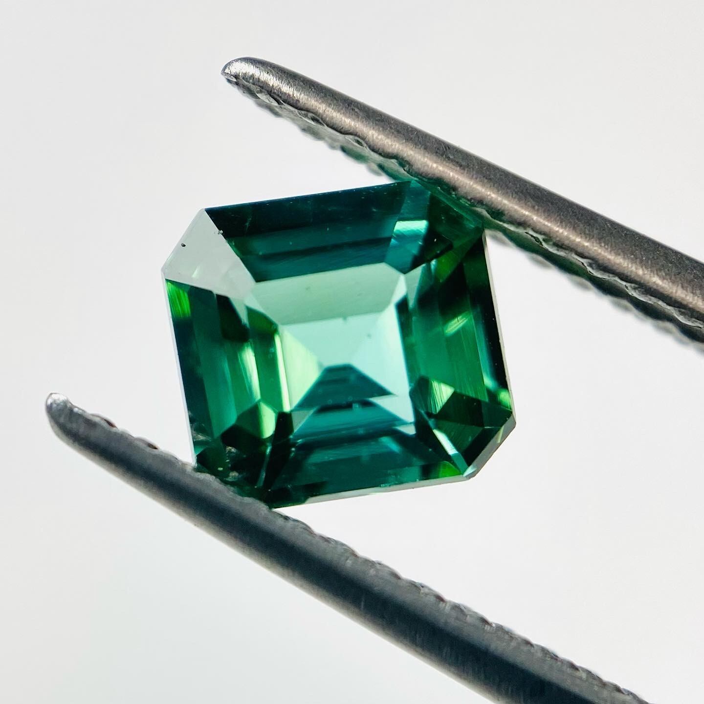 深くて不安定なエメラルドカラー トルマリン3