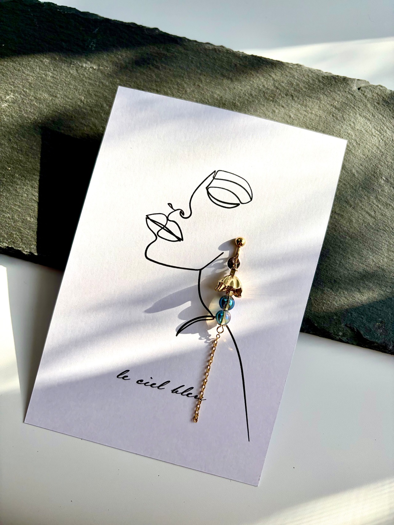 垂れ下がるこの花の実は アクアオーラ ゴールド/シルバー