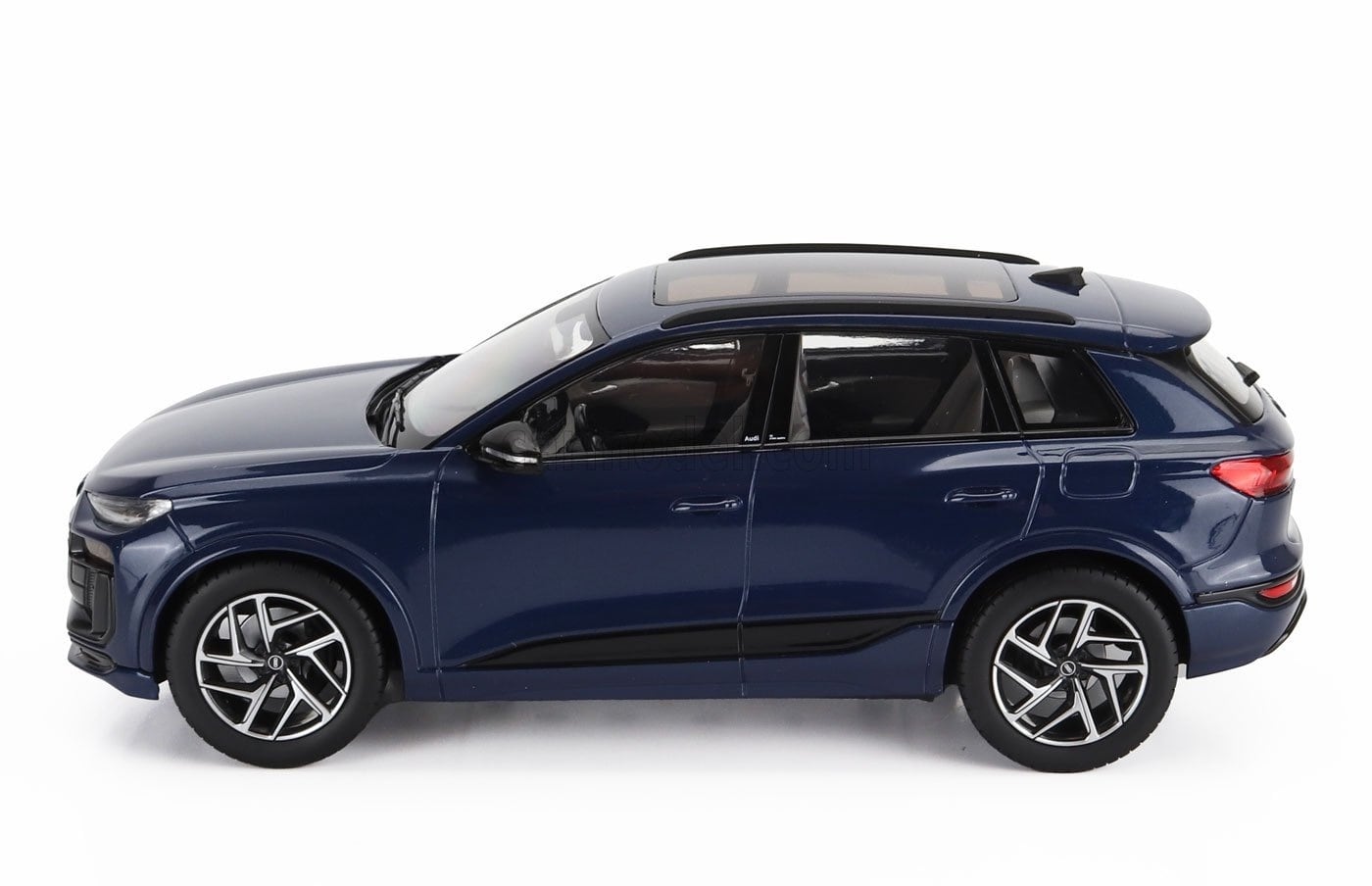 ミニカー 1/18 アウディ Q6 SUV SPARK-MODEL 1/18 AUDI Q6 E-TRON 2023