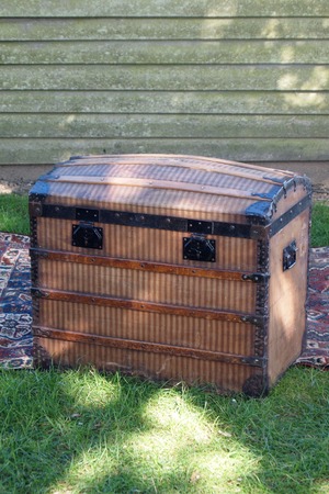 ストライプのトランク-antique steamer trunk
