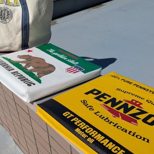 【 STADIUM CUSHION / スタジアム クッション 】 The State of California  / カリフォルニア州旗 / Pennzoil / ペンズオイル〚アメリカン雑貨 アメトイ〛