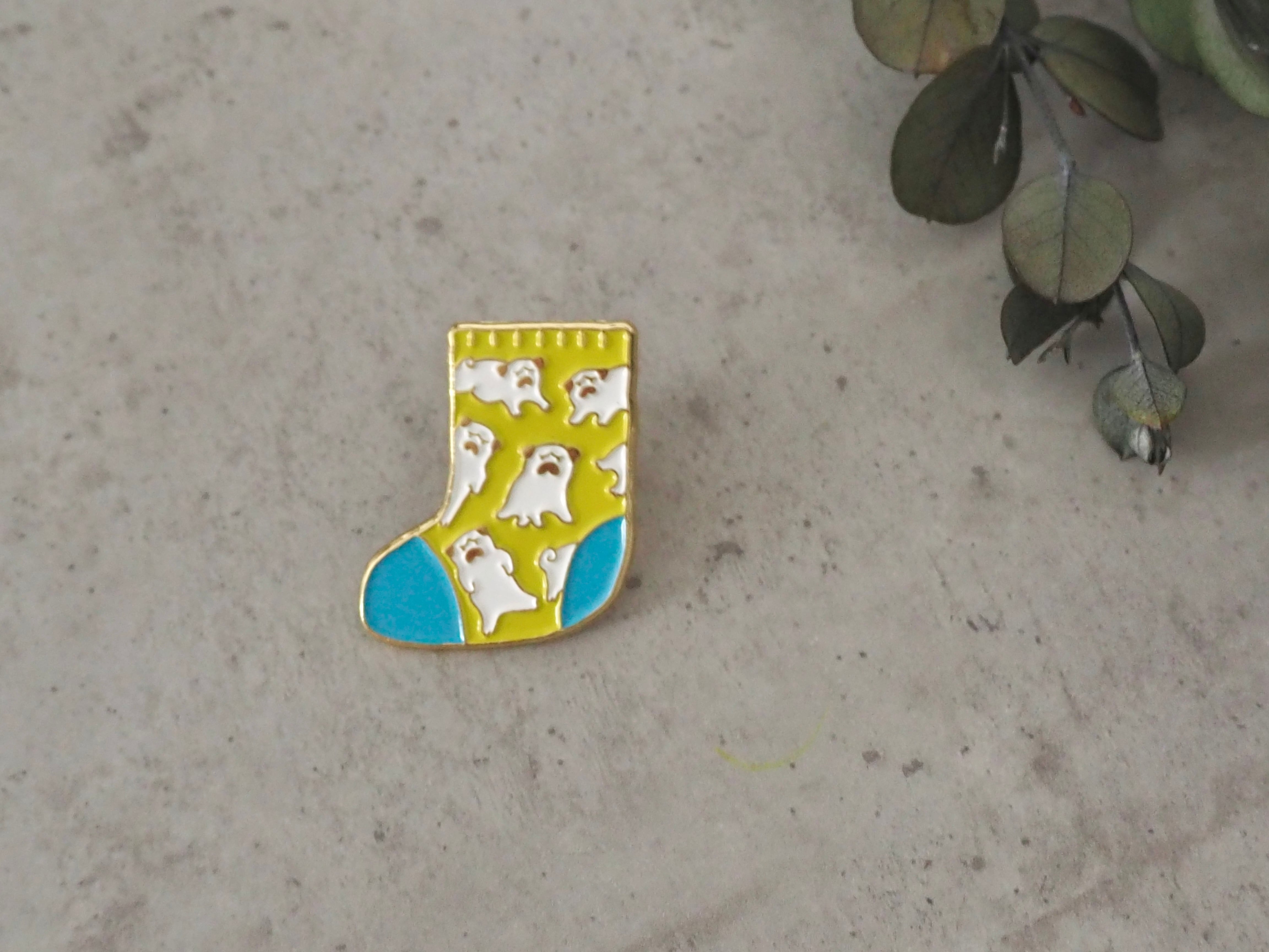 HUG MARK PINS 「socks yellow」