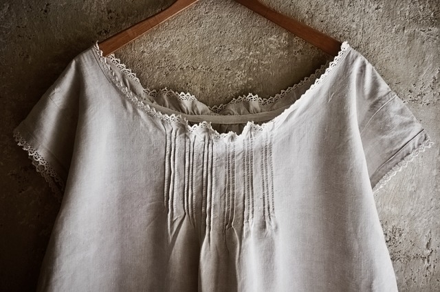 フランス 1900s リネン 小さなレースとピンタックとギャザーワンピースc アンティーク