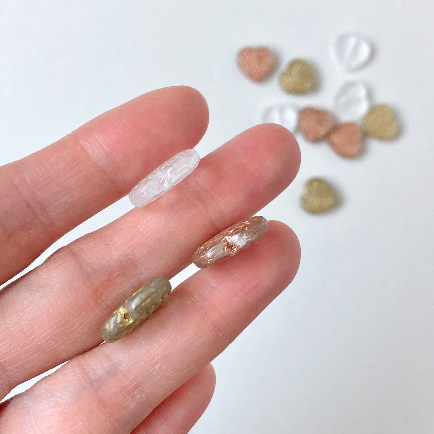 つぶつぶ模様のハートチェコビーズ | Dua-アクセサリーパーツショップ