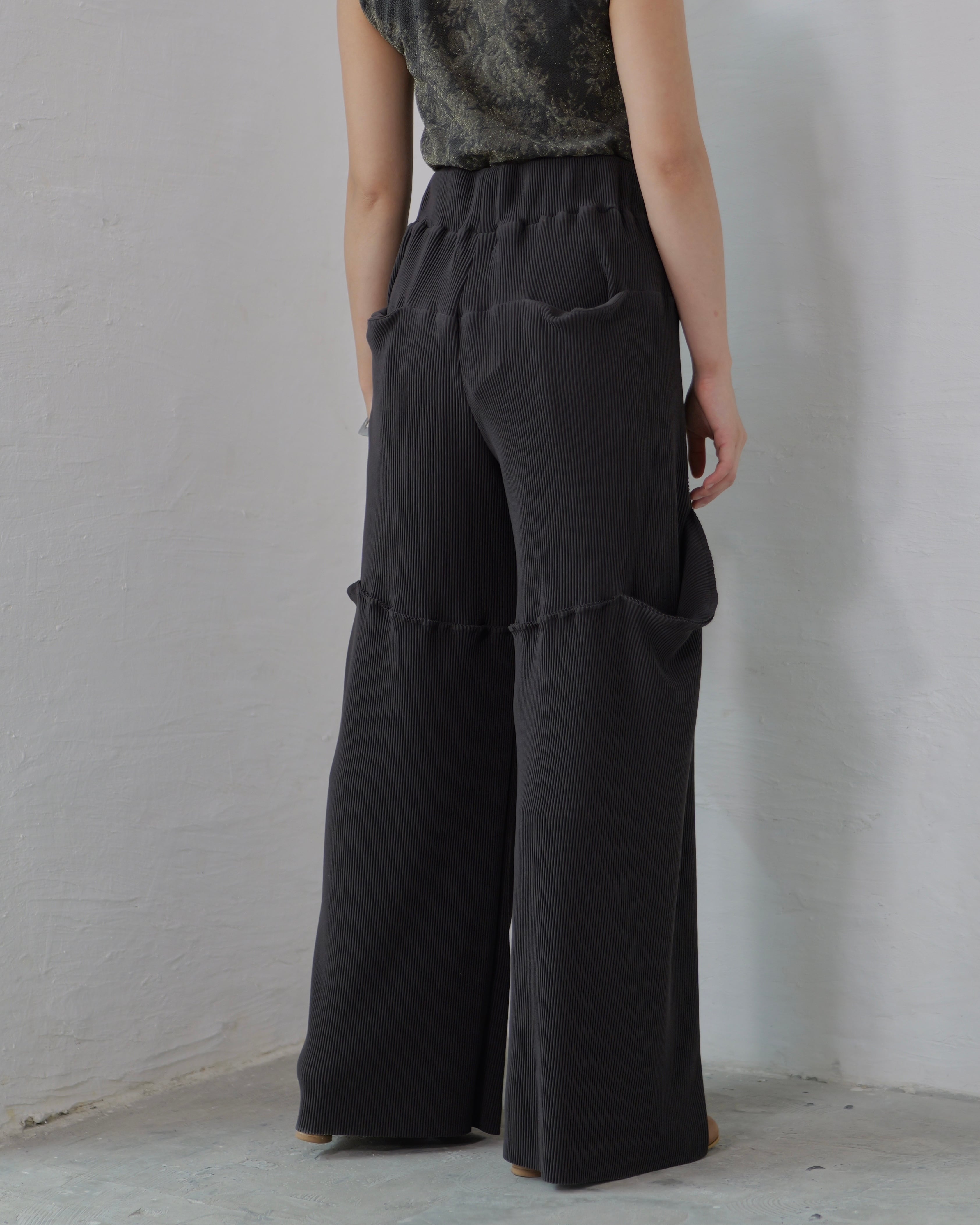 kotohayokozawa - CRISP CURVED POCKET PANTS ：Charcoal｜5mmプリーツ