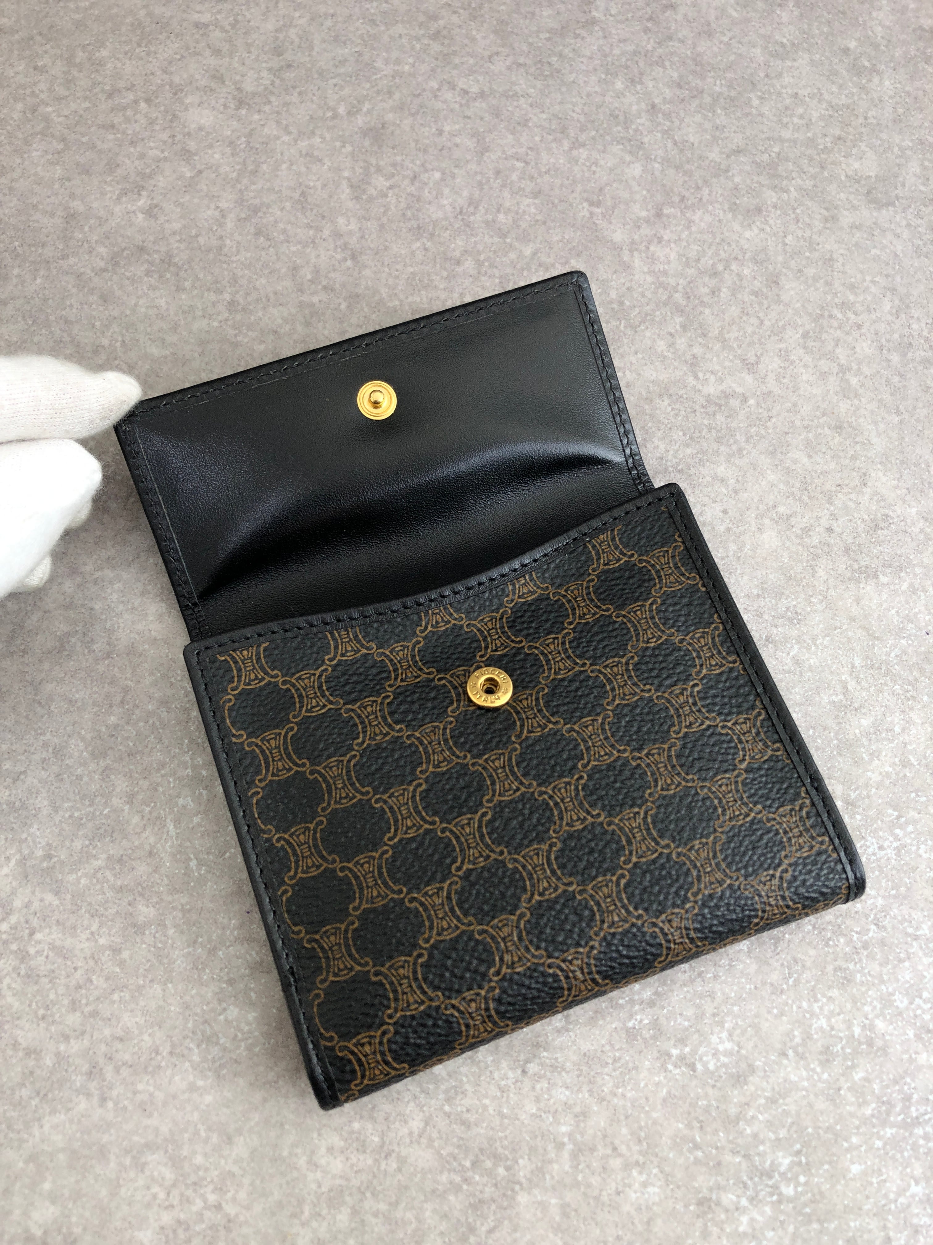 CELINE セリーヌ 黒マカダム ブラゾン 折り財布 PVC トリオンフ 美品 CELINE セリーヌ マカダム 財布 ブラック ブラゾン型押し PVCレザー