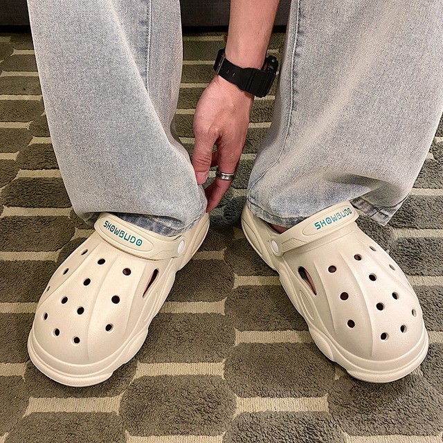 柔軟性に優れている厚底クロッグサンダル