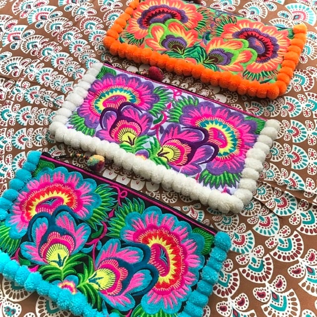 モン族 刺繍 ポンポン クラッチバッグ -cerah*- | Poppin' marché モン族 刺繍 ポンポン クラッチバッグ -cerah*- | Poppin' marché