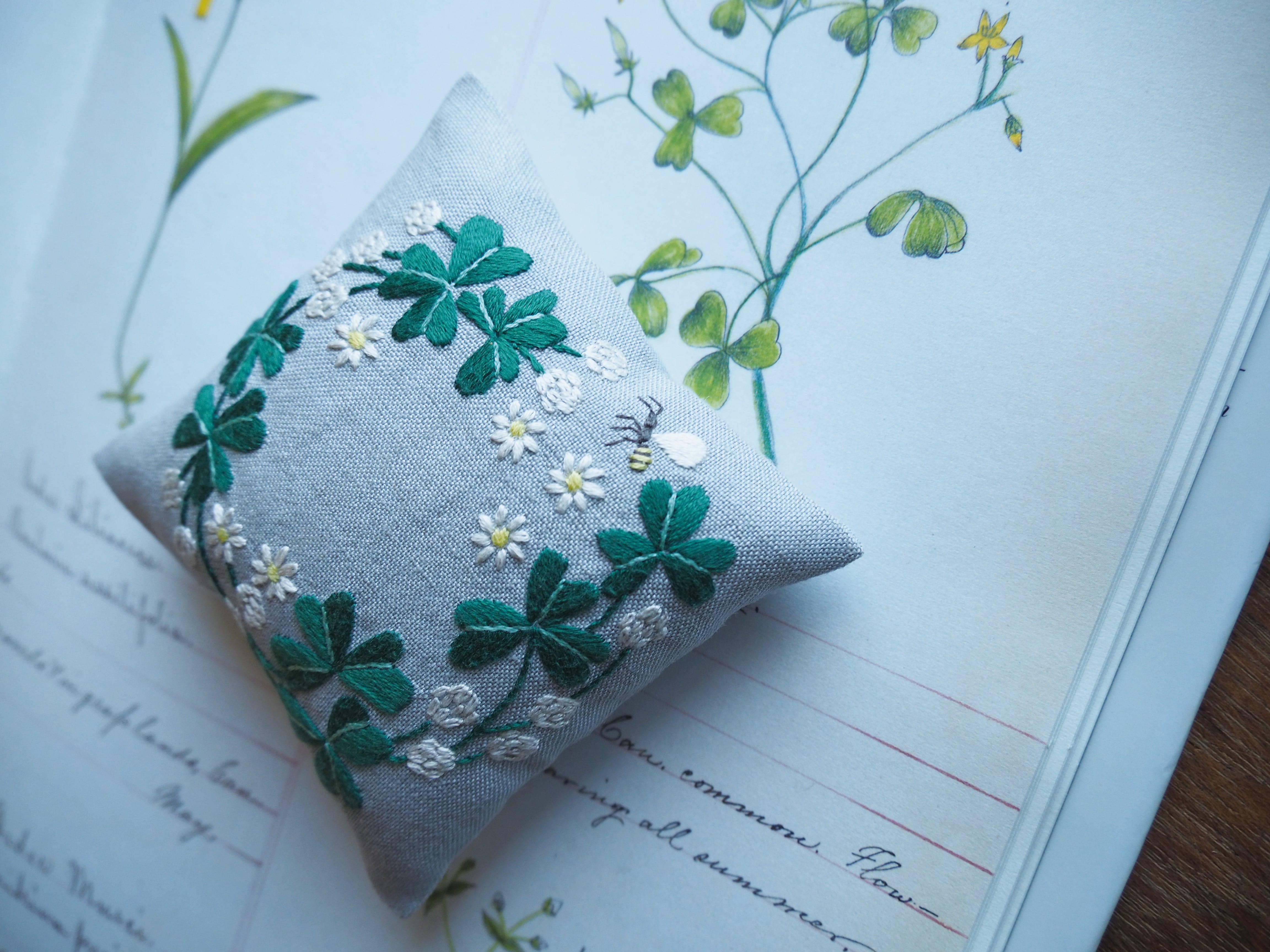 刺繍図案】12か月のピンクッション4 クローバー (注・デジタル