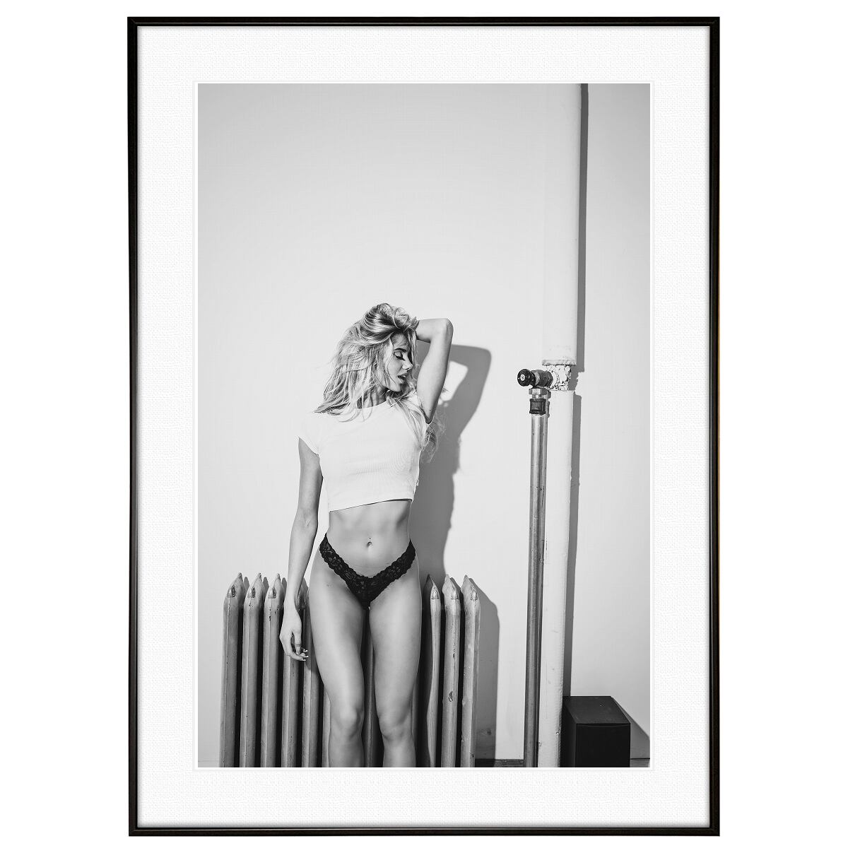 人物写真 壁にもたれかかる下着姿の女性 インテリアモノクロアートポスター額装 AS2321