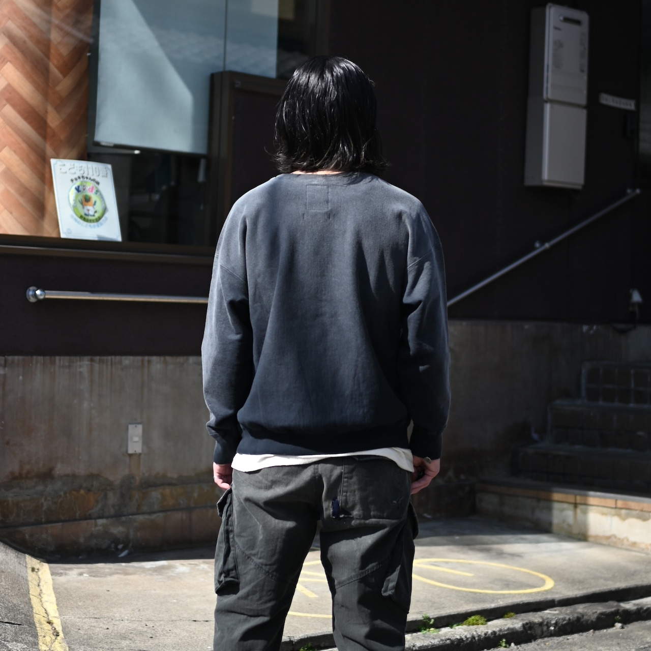 中綿なしで着やすい、ボンバージャケットと日焼け加工が魅力なミリタリーパンツコーディネート