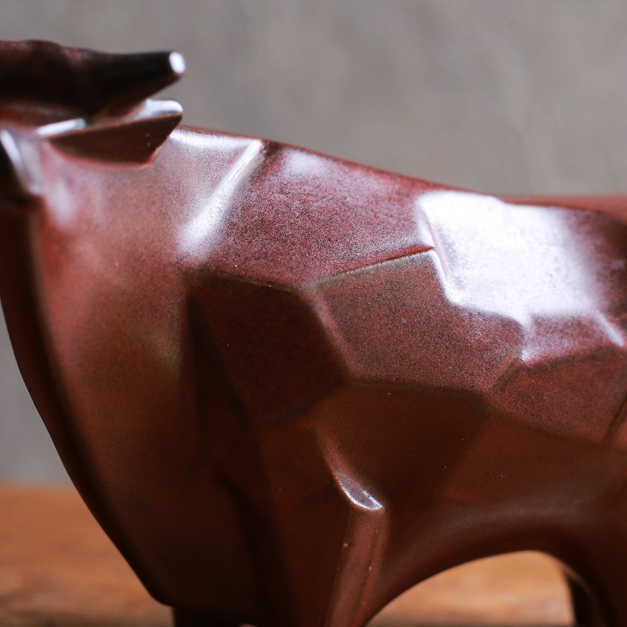 しなやかなフォルムの、陶器の牛 5