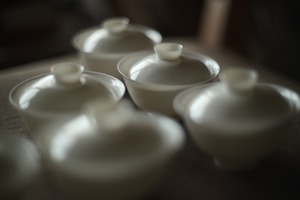 特注手拓薄胎白磁蓋碗・徳化窯（蓋下容量約110cc・型作り＜玉作り＞・糕/糰の赤絵入り）