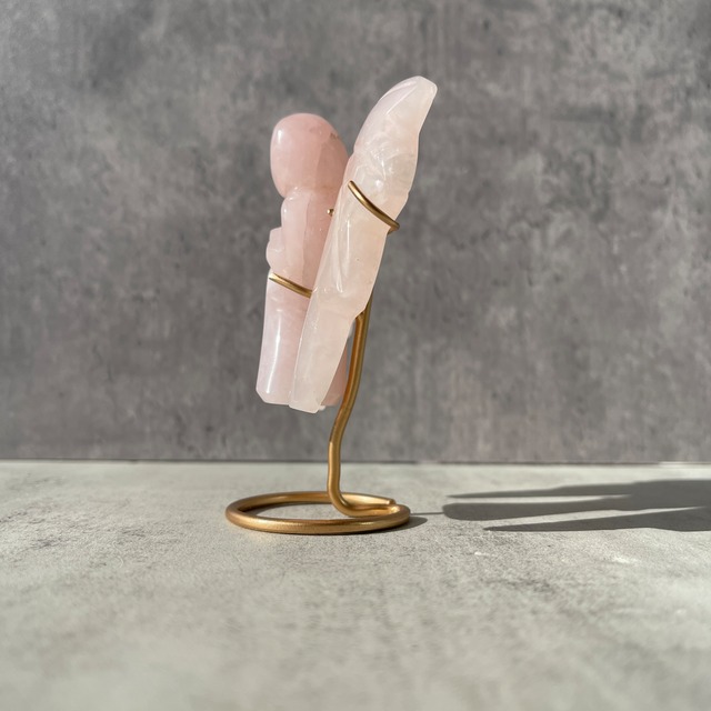 ブラジル・バイーア州産 ローズクォーツ エンジェル 彫刻｜天使｜スタンド付き