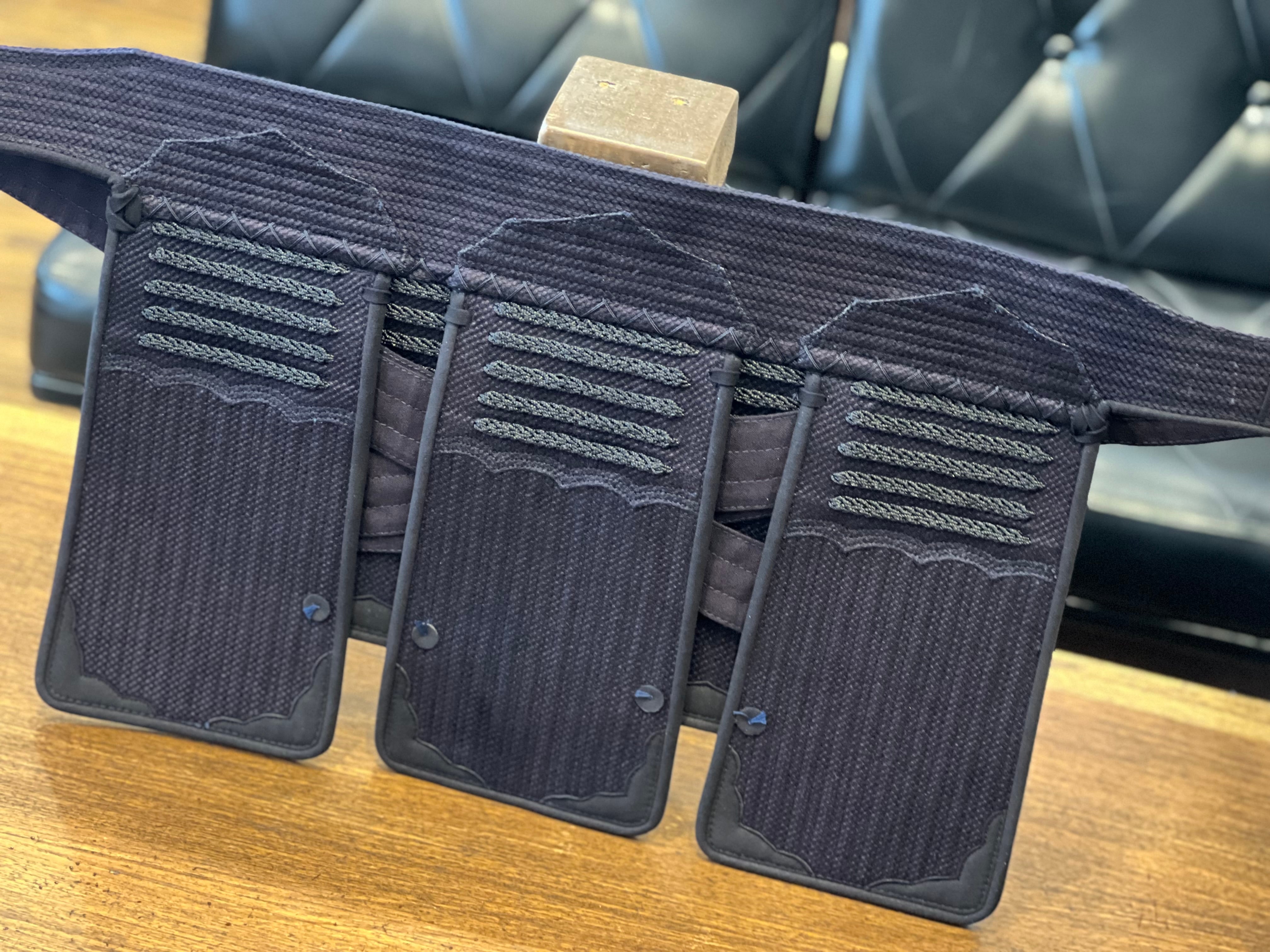 【予約販売!納期は2~3か月】【新デザインコブラ‼️機能性向上✨】【Mサイズ✨試合用稽古用兼用の軽量垂‼️】【Mサイズ身長150〜165cm】5名様限定『黒閃コブラ』8/5㎜ 織刺 垂