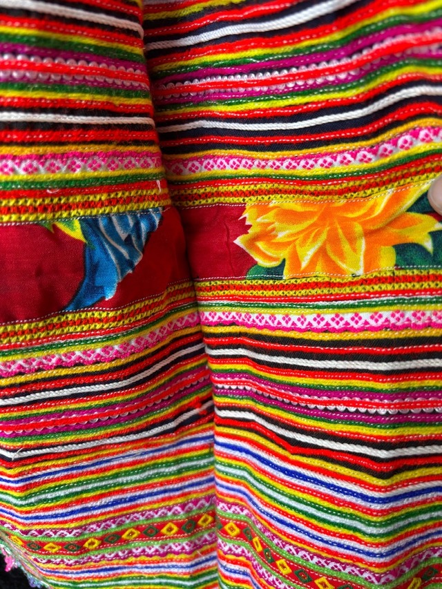 モン族スカート 058 ロング 花モン族刺繍 裾ボリューム 贅沢に巻きスカート1枚使用 bamiオリジナルパターン