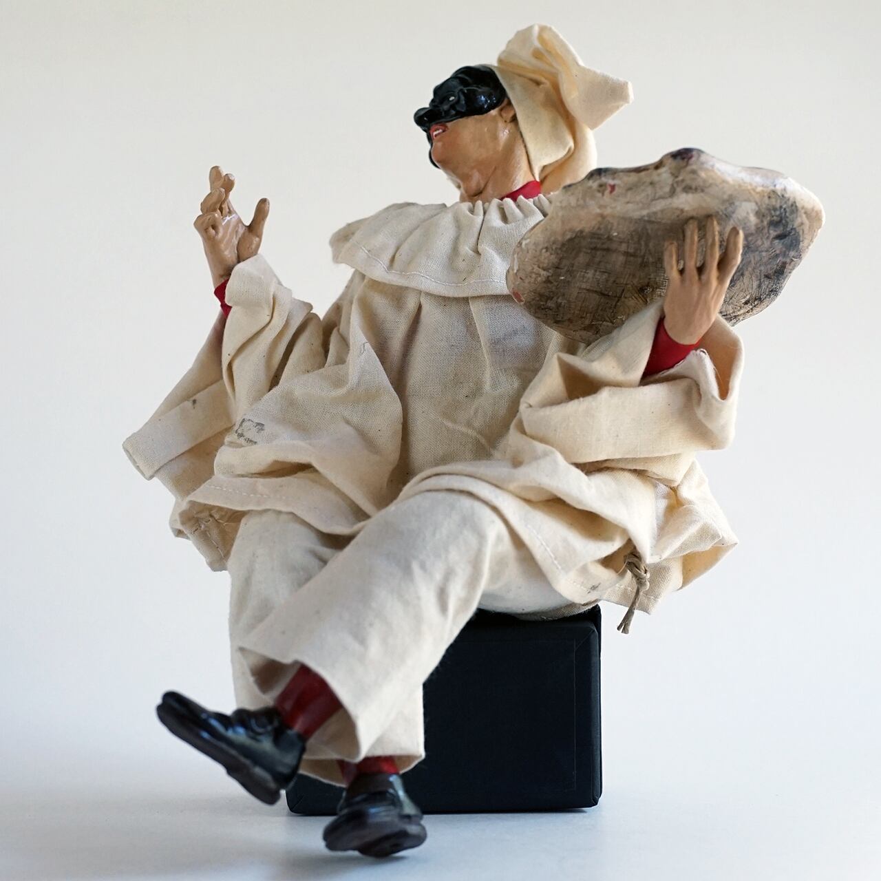 ピザを持って座っているプルチネッラ（大） ー ナポリの幸運のお守り