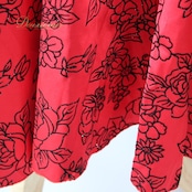 社交ダンス 衣装 スタンダード スカート レッスンウェア 女性用 オールシーズン 赤 黒 ブラック系 レッド系 花柄 練習着 派手 キラキラ ラメ 総丈約86cm ウエスト約29cm~ 伸縮性有り 花柄デザイン ポリエステル ポリウレタン キラキラ ラメ おしゃれ 躍動感 レッスン 着心地良い スタイルアップ フェミニン ダンス服 日常使い