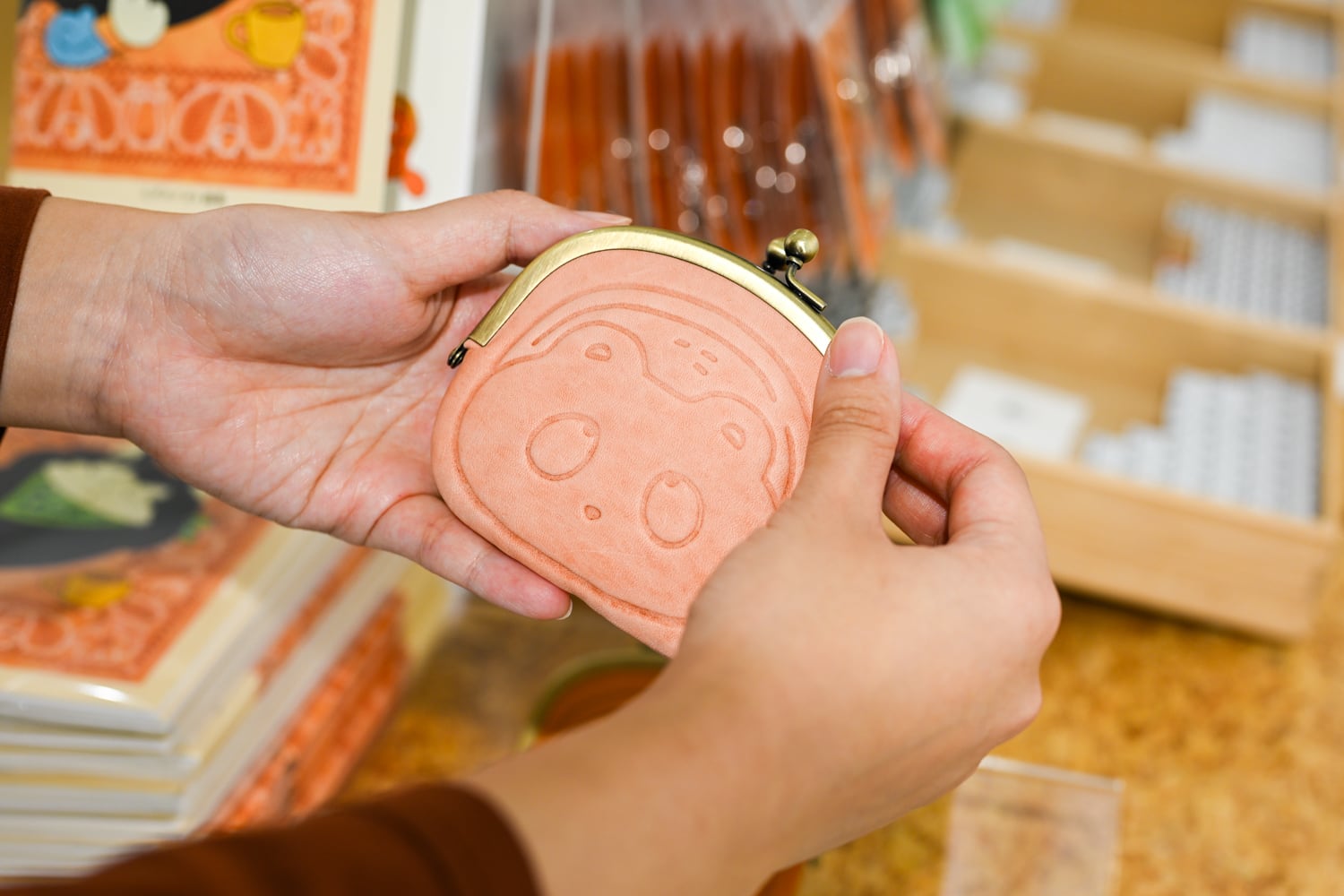 ヒダカナオト ぼんやり子だぬき がま口財布 | TOKYO PiXEL. shop & gallery