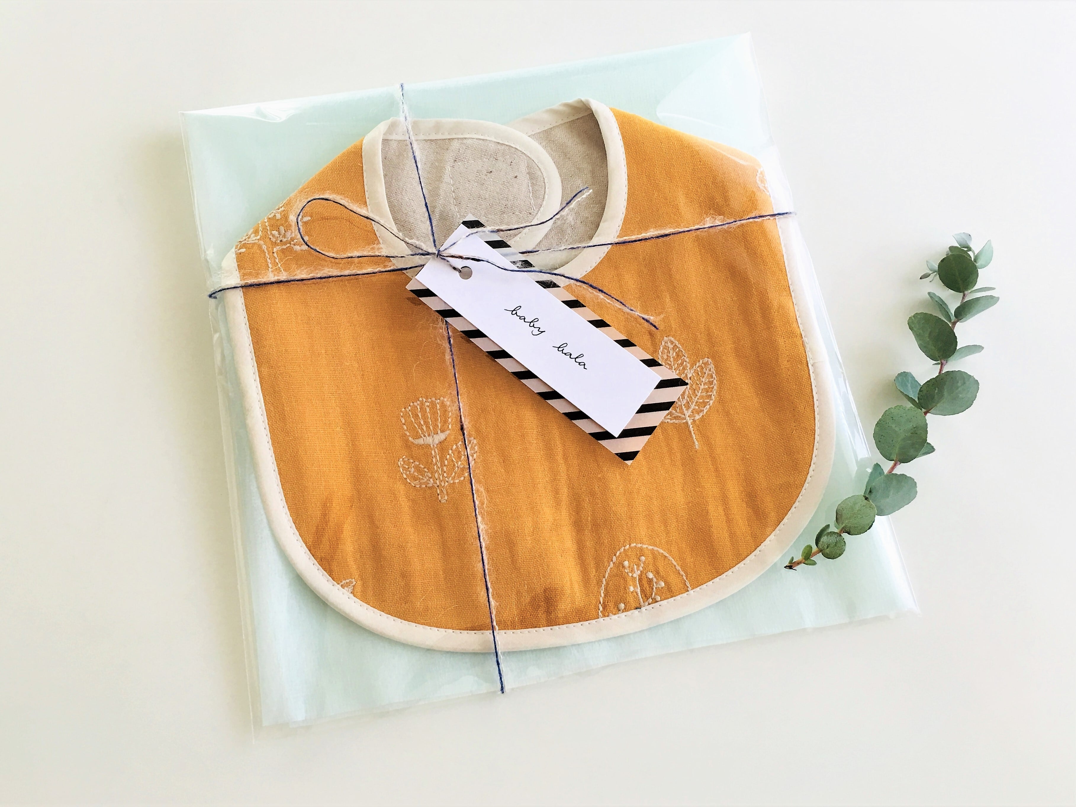 リバーシブルベビースタイ・黒のギンガムチェック柄 | baby ba-ba