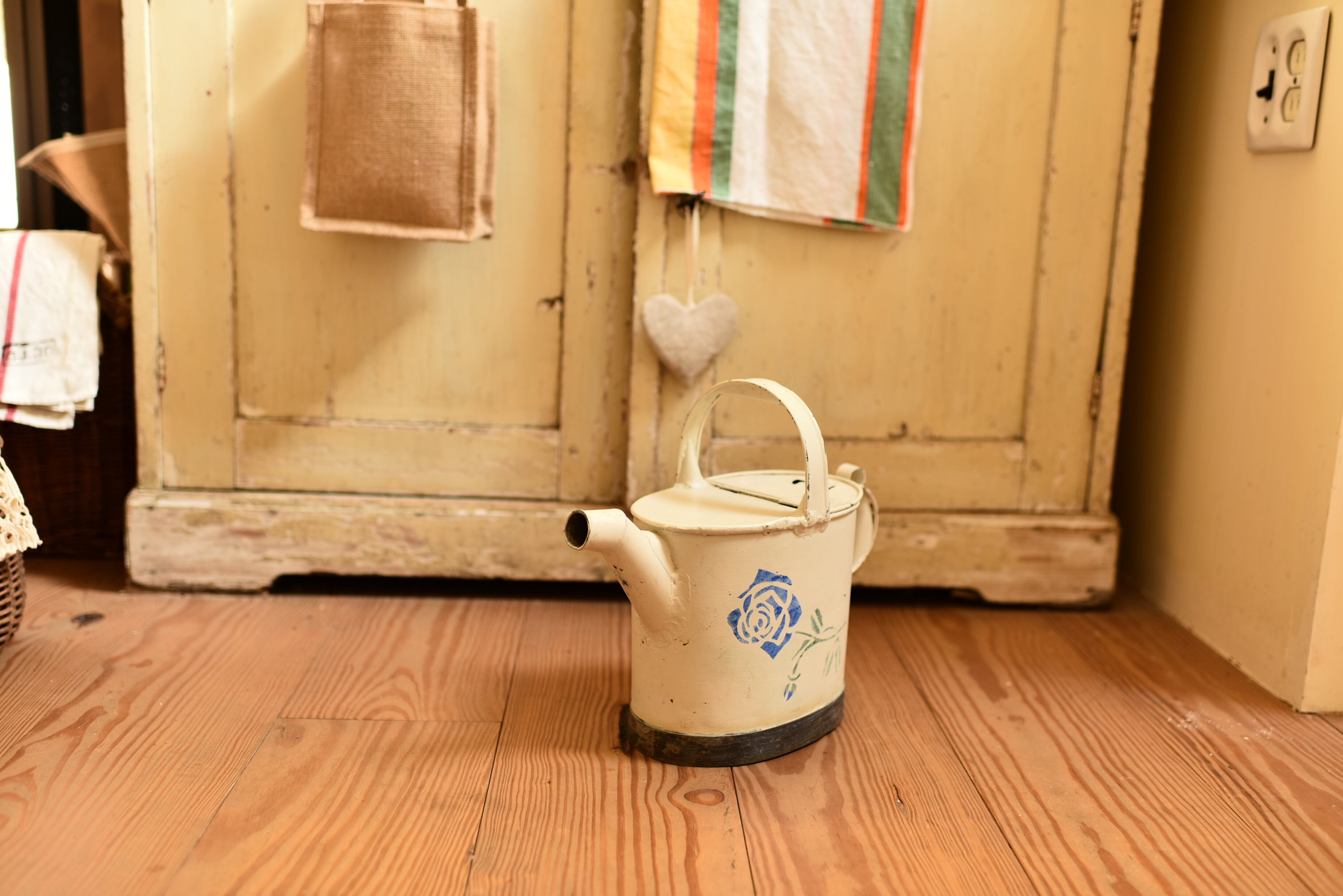 白地にお花柄がかわいい白のジョーロ フレンチアンティーク