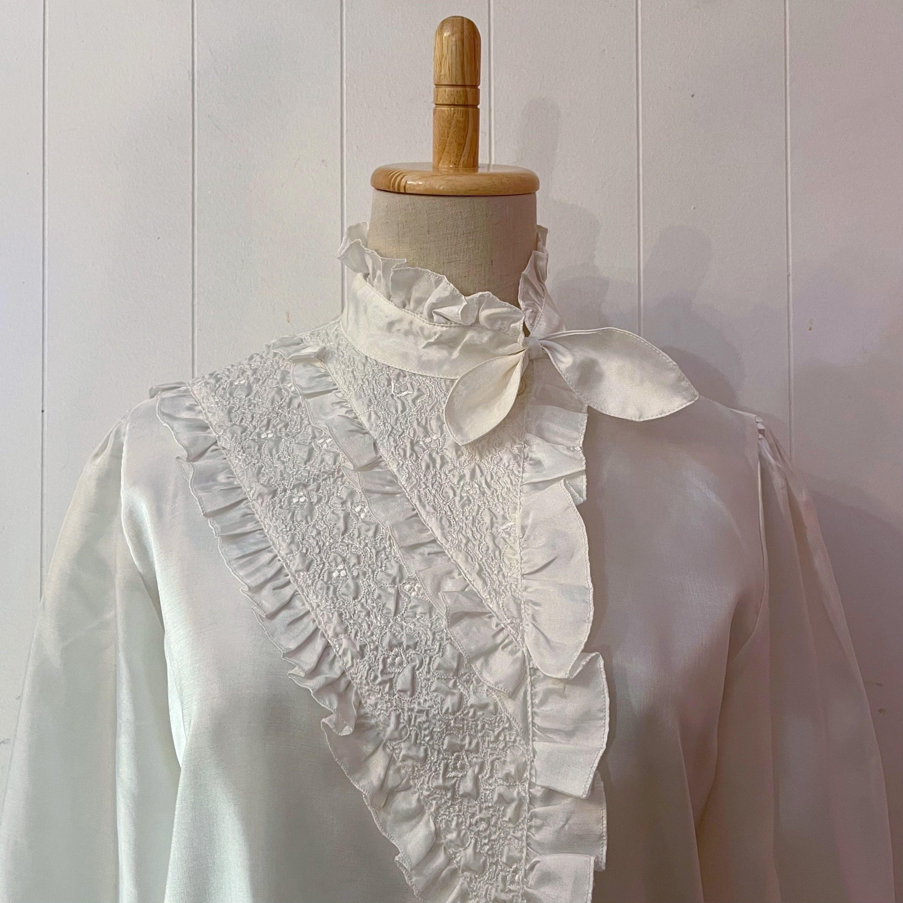 triangle frill mini scarf white blouse