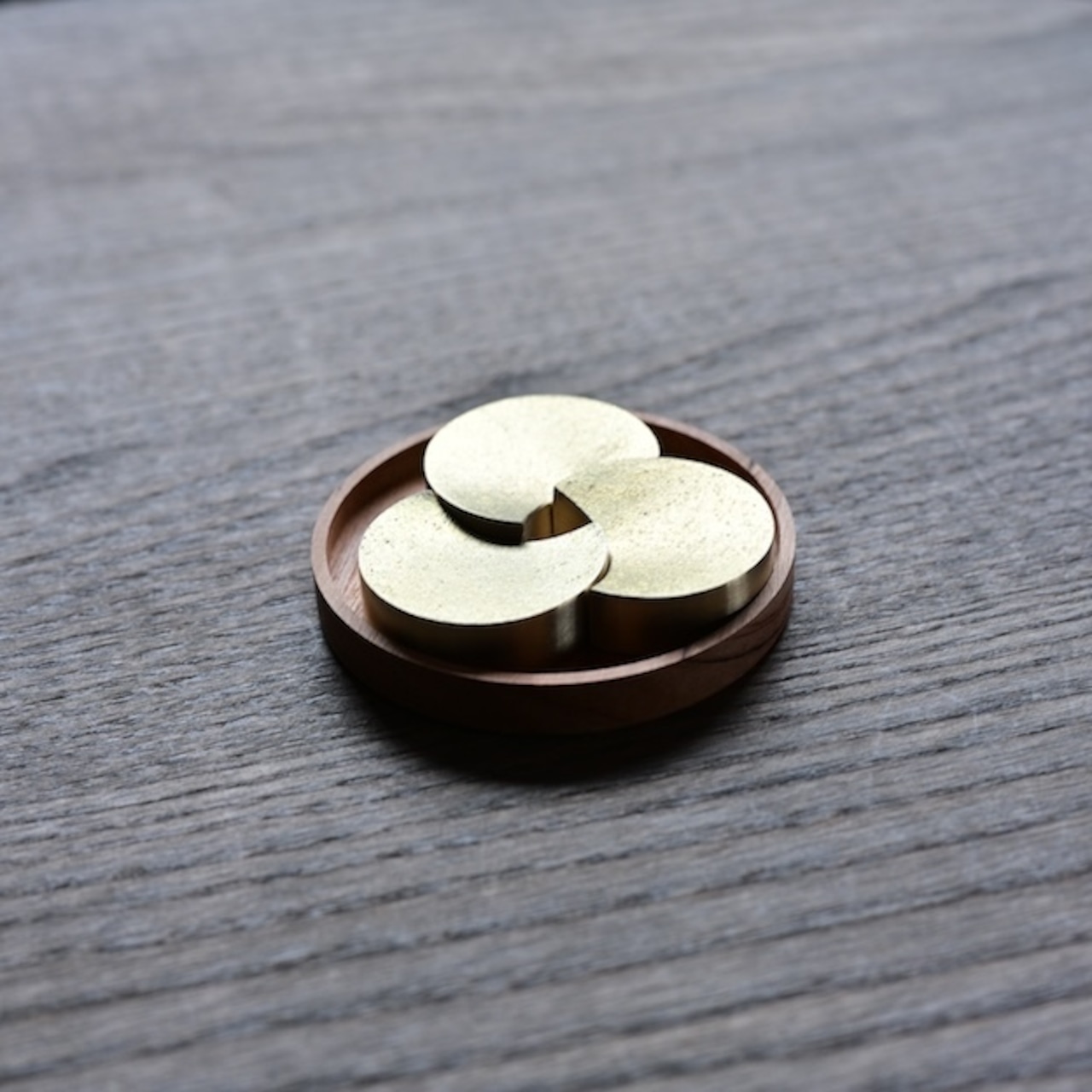 FUTAGAMI　箸置き　三つ月 :  Brass Chopstick Rest 3 Moons［2104240000］