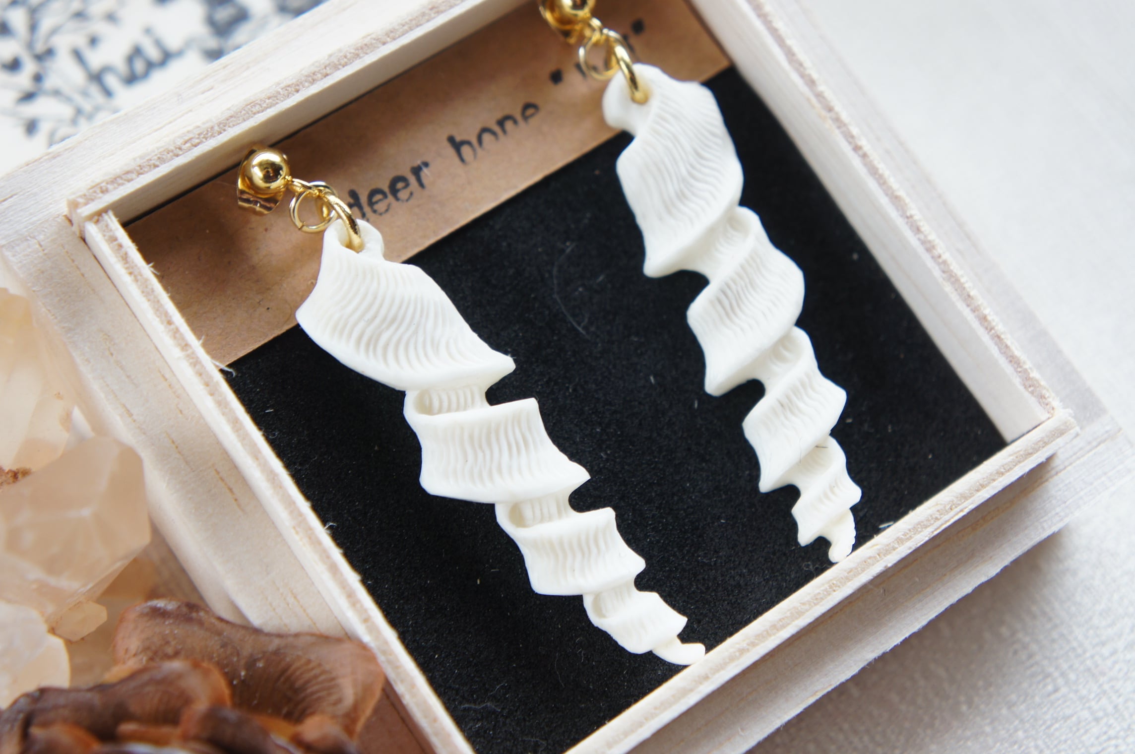 鹿角の彫刻 山羊の角・ピアス（片側） | deer bone 