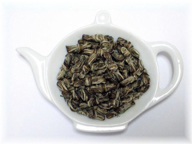 【茉莉金玉蝶】：３枚の茶葉を使い丸めて一つの蝶結びの茶葉に仕上げたお茶。