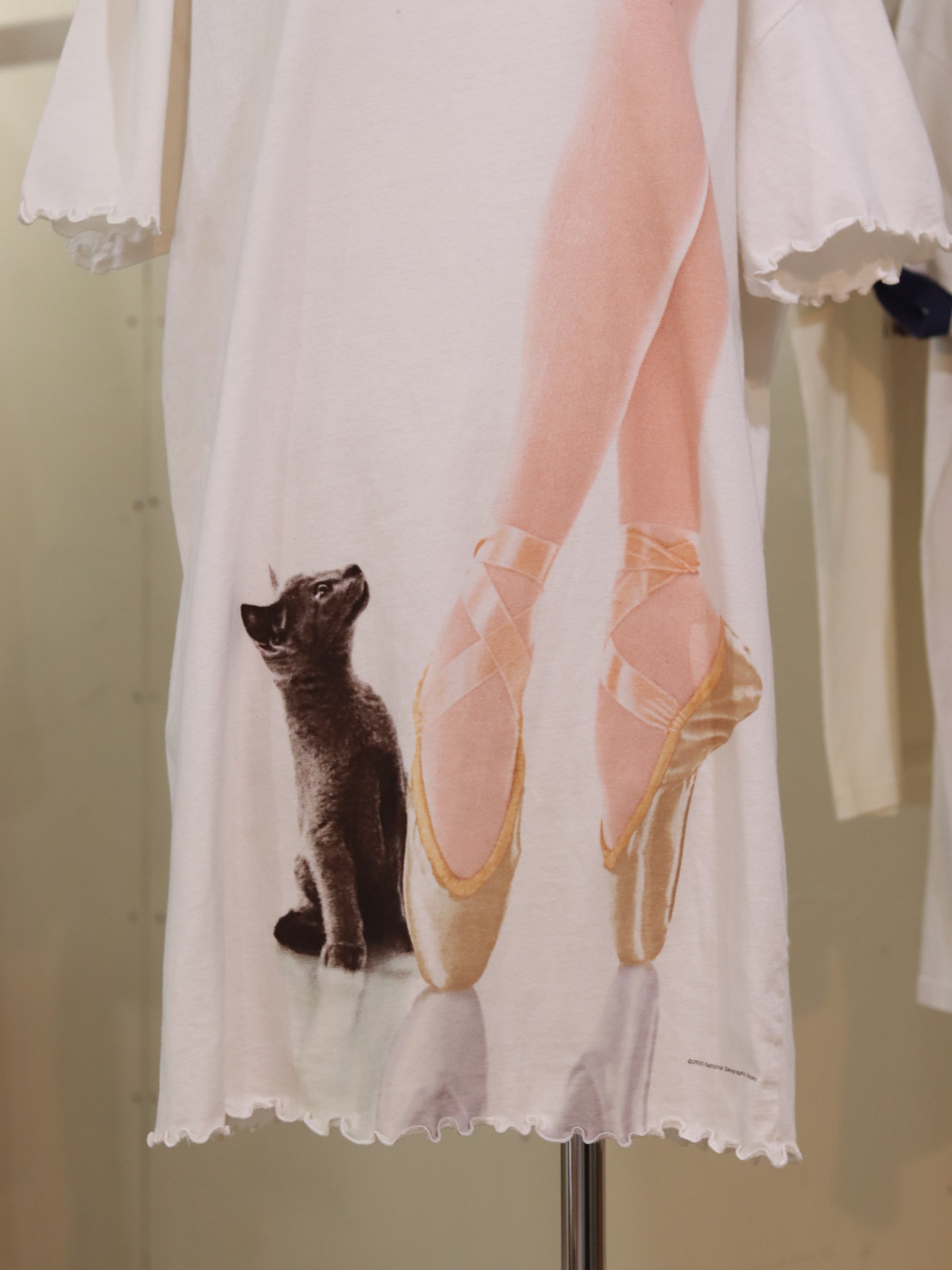 CAT LOOKING T-SHIRT