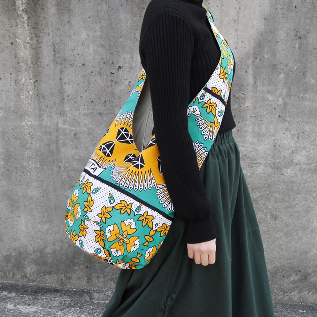 アフリカ布のショルダーバッグ（カンガ）大きめ 斜めがけ たすき掛け ヨガ ピラティス